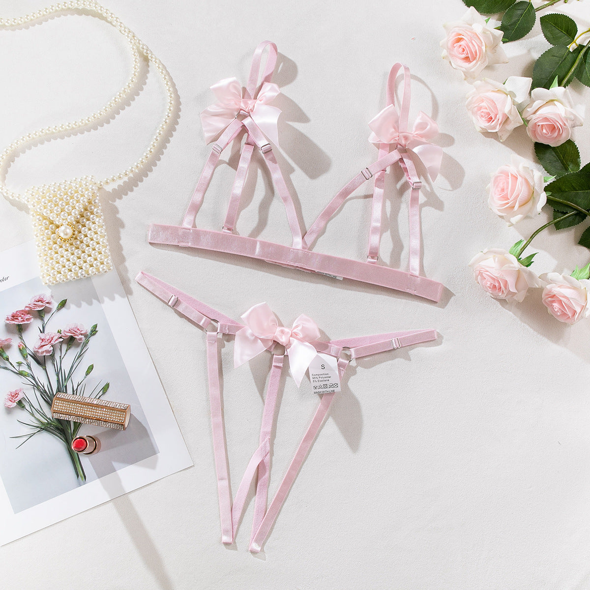 Ensemble de lingerie sexy deux pièces string et tanga, entrejambe ouverte, décolleté plongeant et nœud papillon.